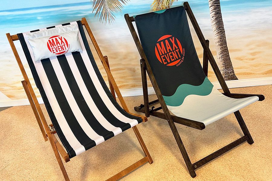 strandstoel met bedrukte doeken in mahony (links met kussen) en in zwart (rechts)